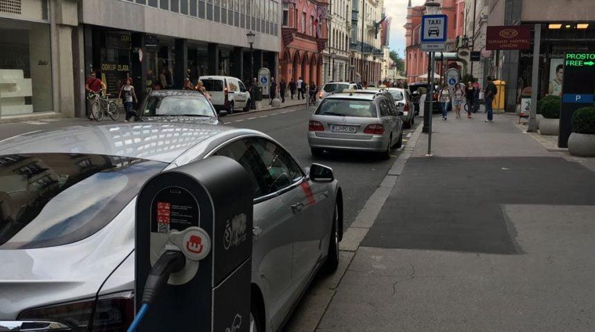 Pravilno parkiranje med polnjenjem v Ljubljani