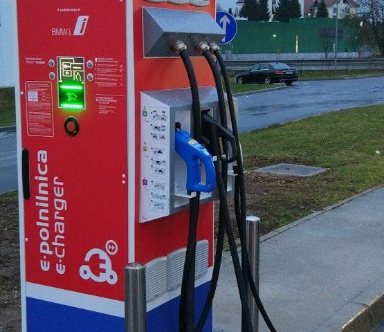 Petrol pobarval rdeče še zadnjo belo liso