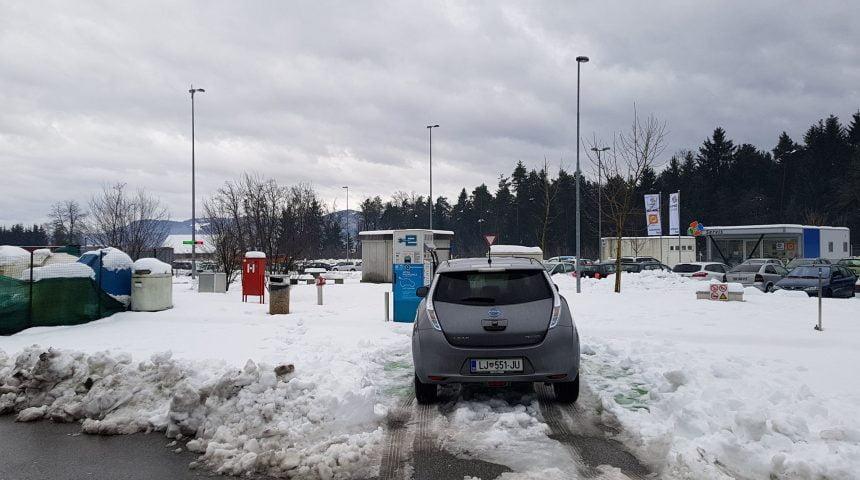 Neočiščena parkirna mesta pred hitrimi polnilnimi postajami za električna vozila