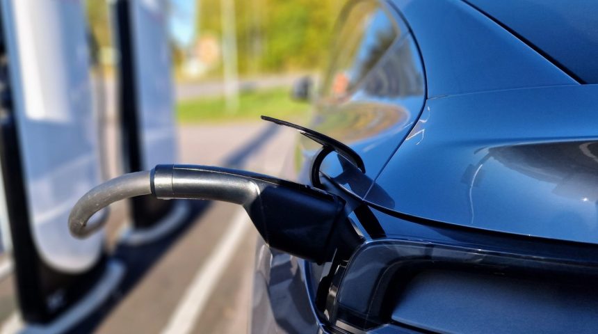 Vozite električno? Vaše mnenje soustvarja prihodnost! ⚡