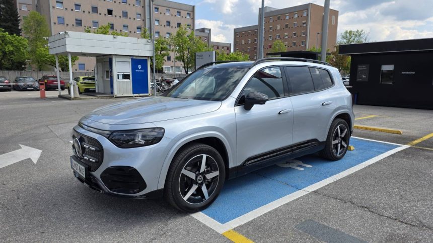 Novi Mercedes GLB 250+ EQ – prostoren družinski električar, ki preseneti na avtocesti