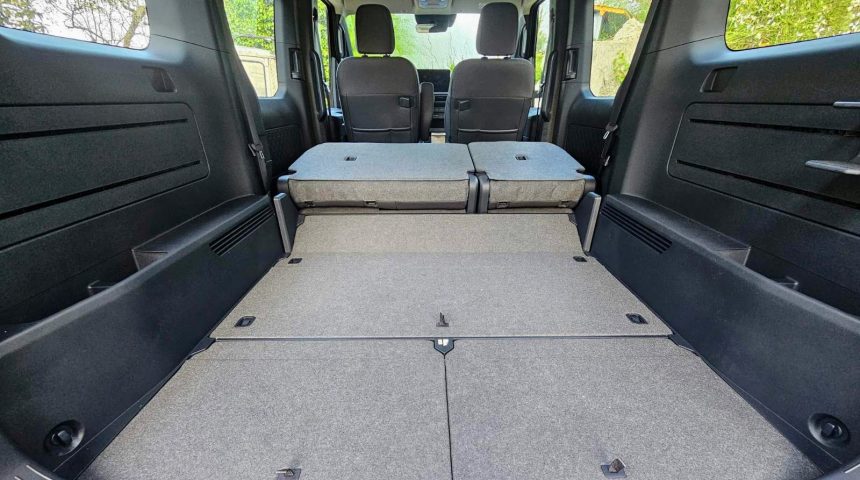 Kia PV5: Futurizem, ki ne le izstopa, ampak dobesedno »plava« po slovenskih cestah