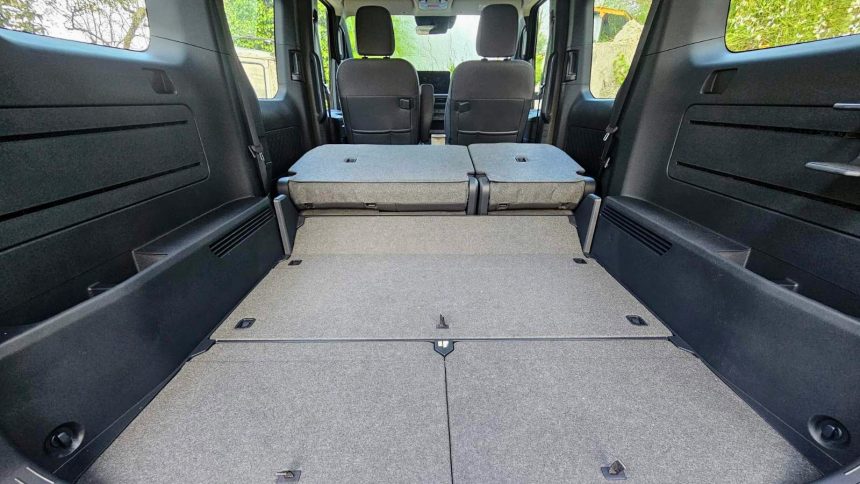 Kia PV5: Futurizem, ki ne le izstopa, ampak dobesedno »plava« po slovenskih cestah