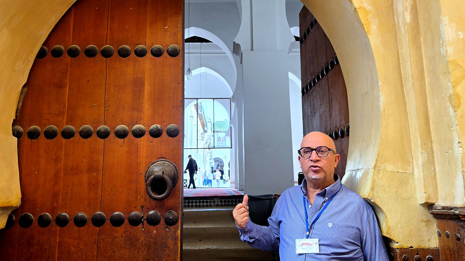 Vodnik pred vrati mošeje Al Qarawiyyin