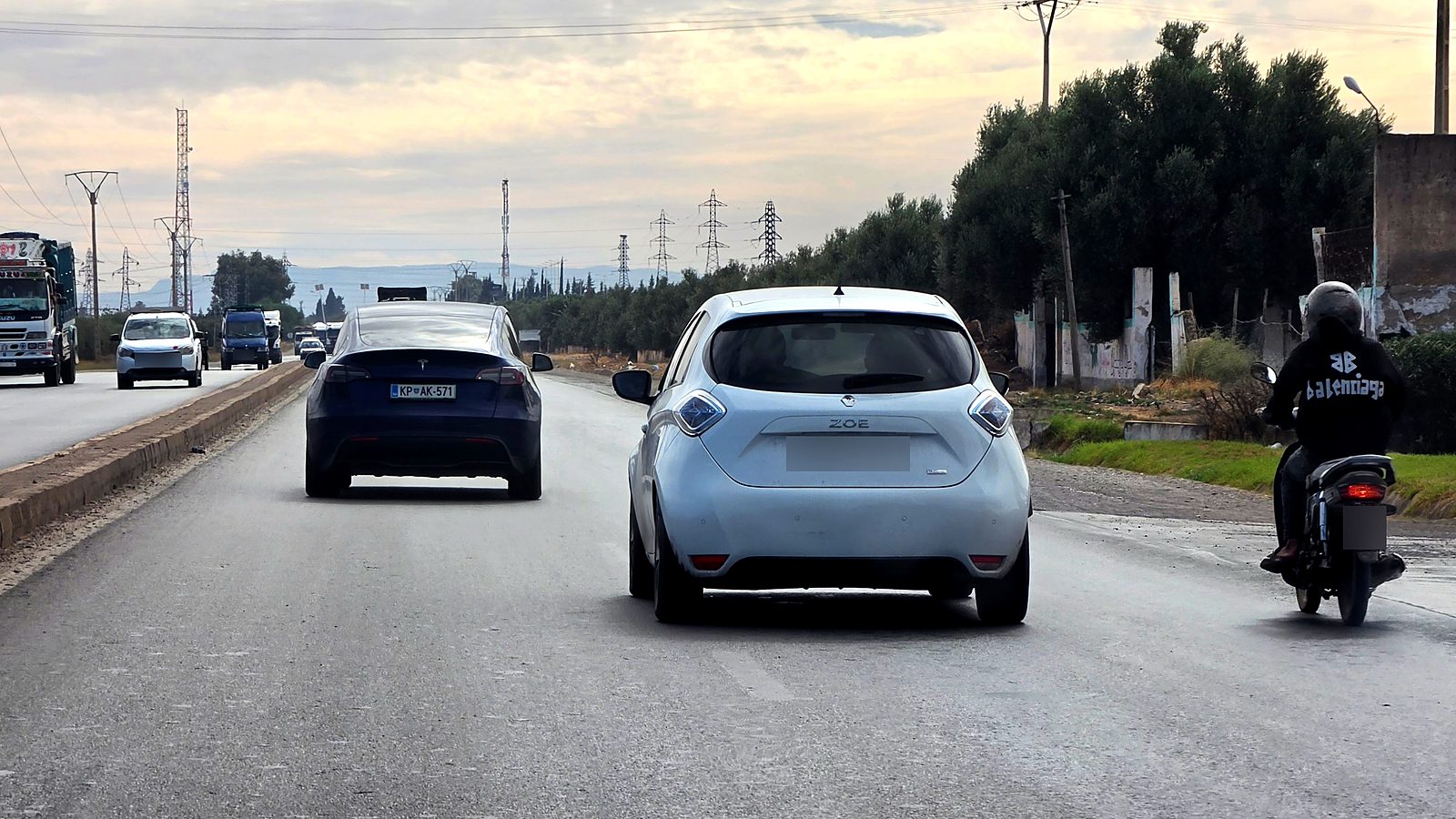 Maroški Renault Zoe na cesti med Fesom in Ifranom